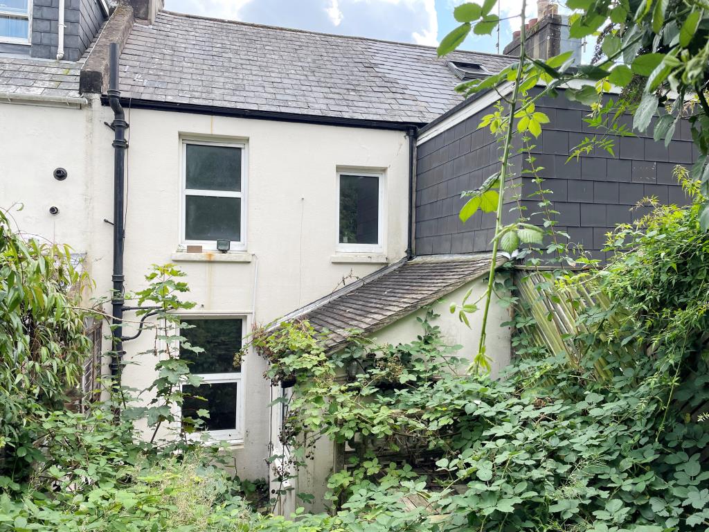 Lot: 4 - TERRACE HOUSE IN NEED OF REFURBISHMENT - View of rear of property from garden